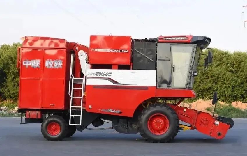 中聯(lián)收獲唐山用戶王超:跨區(qū)作業(yè)不用愁 售后服務(wù)“一條龍” 921-3.jpg